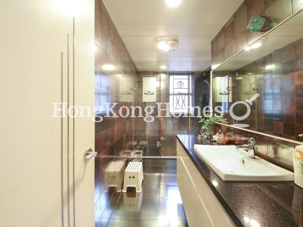 Guest Bathroom — Villa Veneto, Mid-levels West
