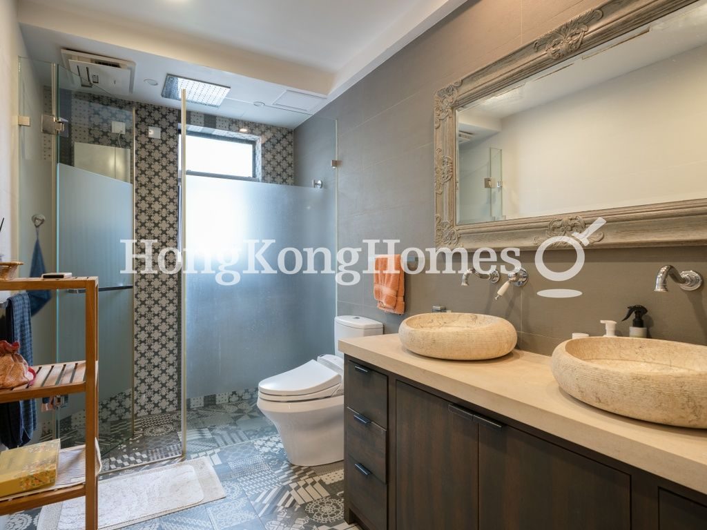 Guest Bathroom — Villa Veneto, Mid-levels West