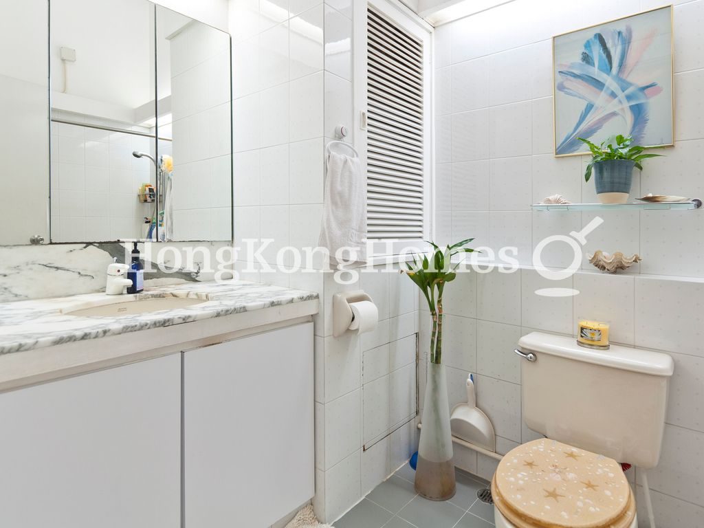 Guest Bathroom — Strawberry Hill, The Peak