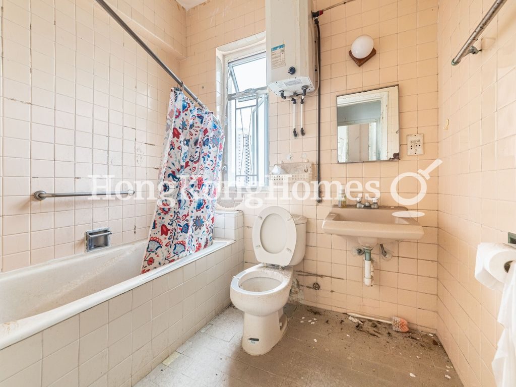 Guest Bathroom — Moorsom Road, Jardine's Lookout