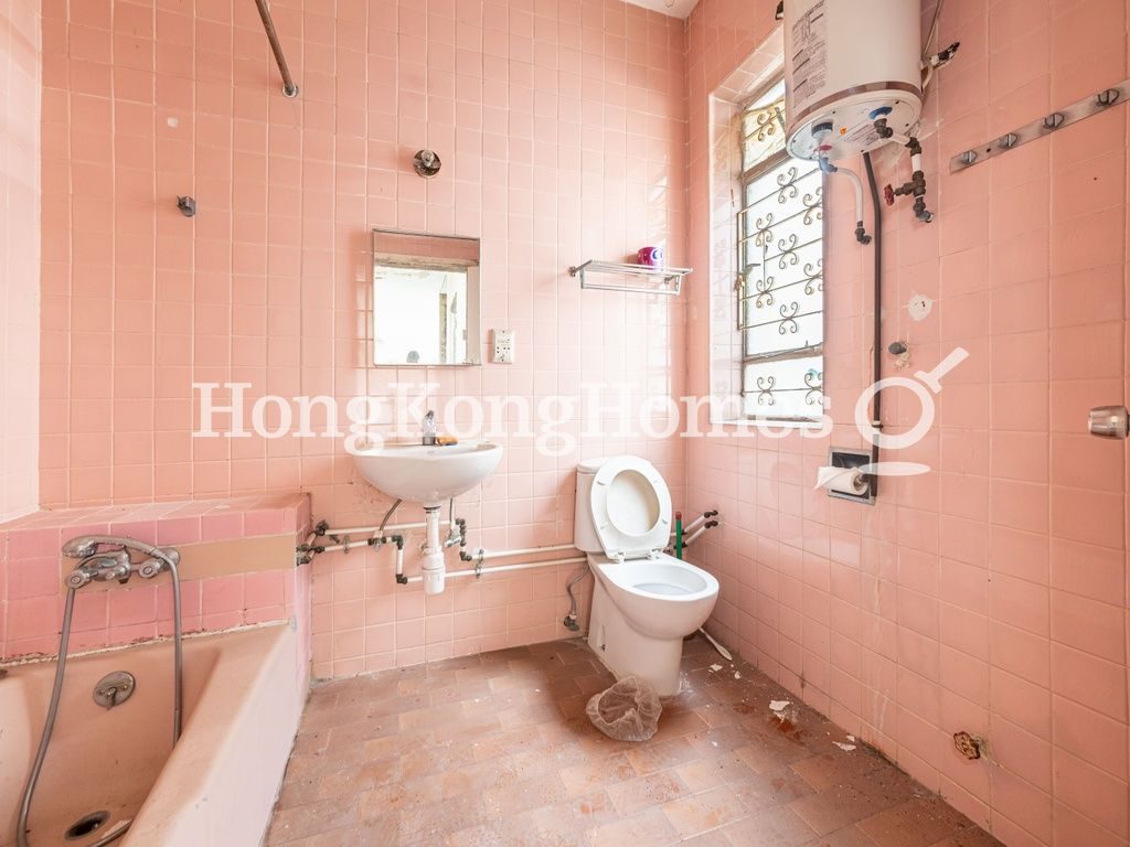 Master Bathroom — Moorsom Road, Jardine's Lookout
