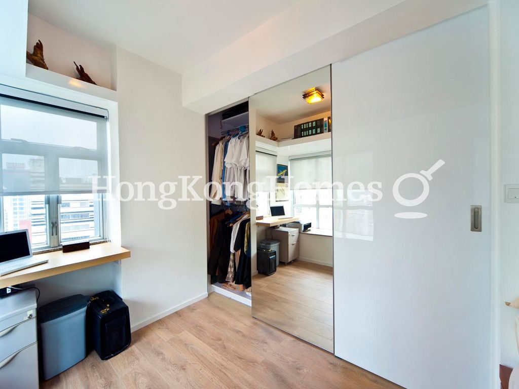 Built-in Wardrobe in Master Bedroom — Grandview Garden-Tower 2, Mid-levels West