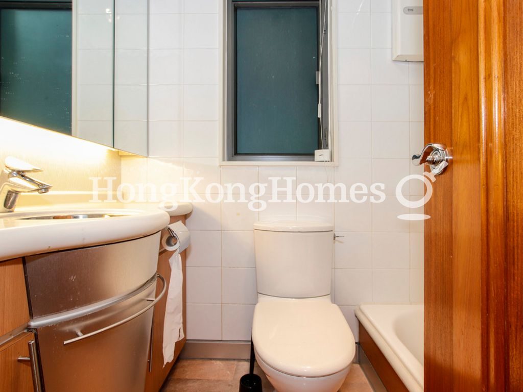 Guest Bathroom — Palatial Crest, Mid-levels West