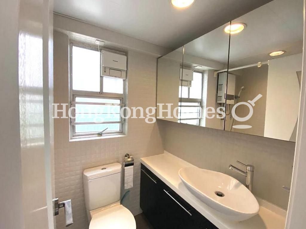 Master Bathroom — South Horizons - Phase 04, Tower 26, Eaton Court, Ap Lei Chau