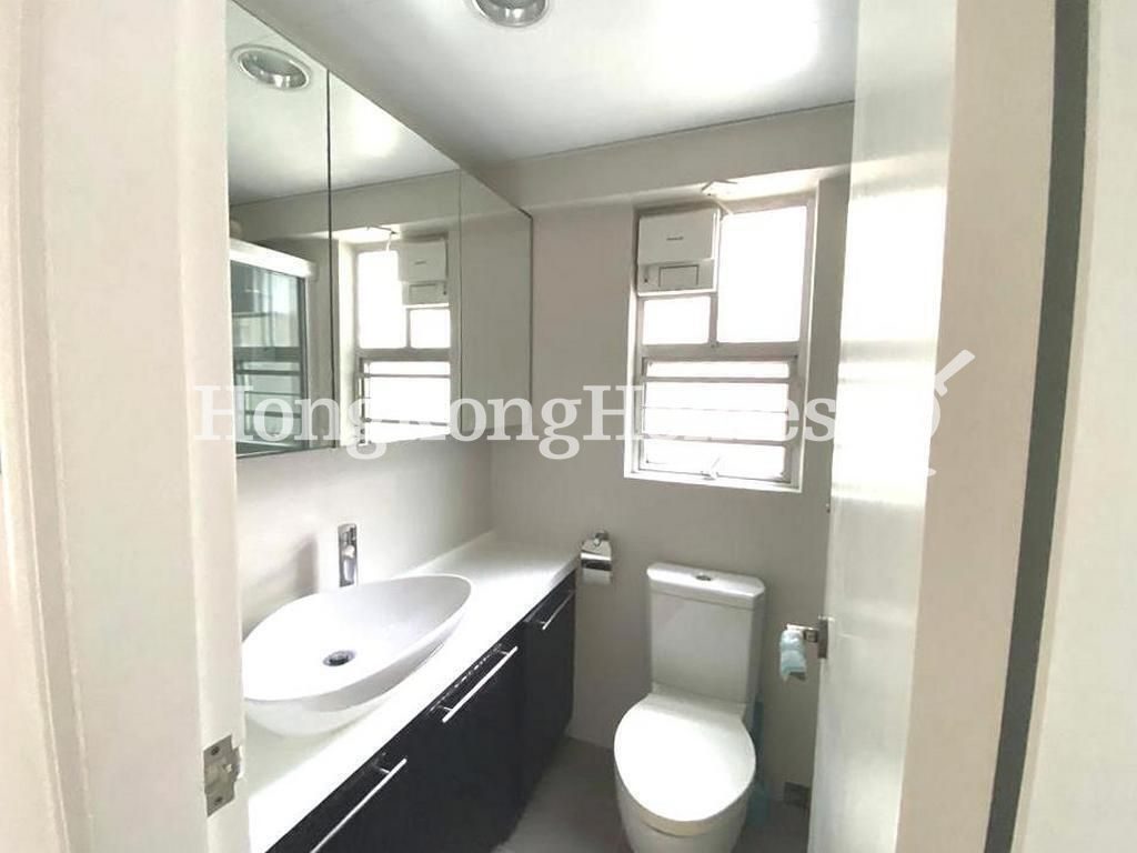 Guest Bathroom — South Horizons - Phase 04, Tower 26, Eaton Court, Ap Lei Chau