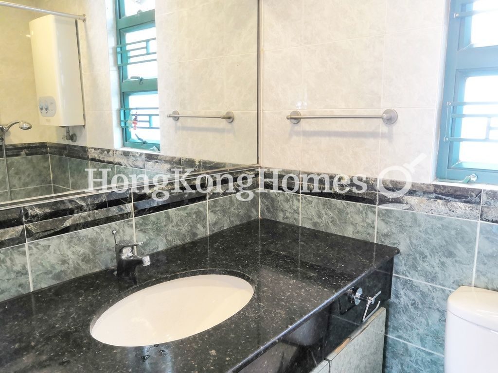 Guest Bathroom — Caroline Garden, Causeway Bay
