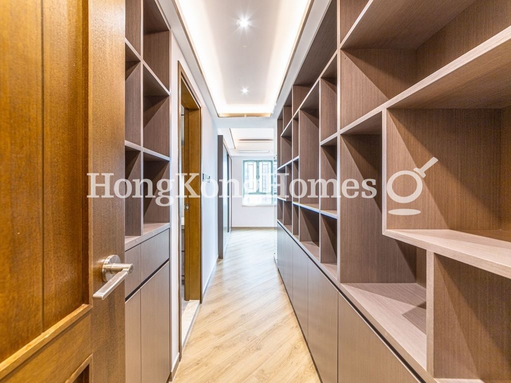 Walk-in Closet in Master Bedroom — Goldwin Heights, Mid-levels West