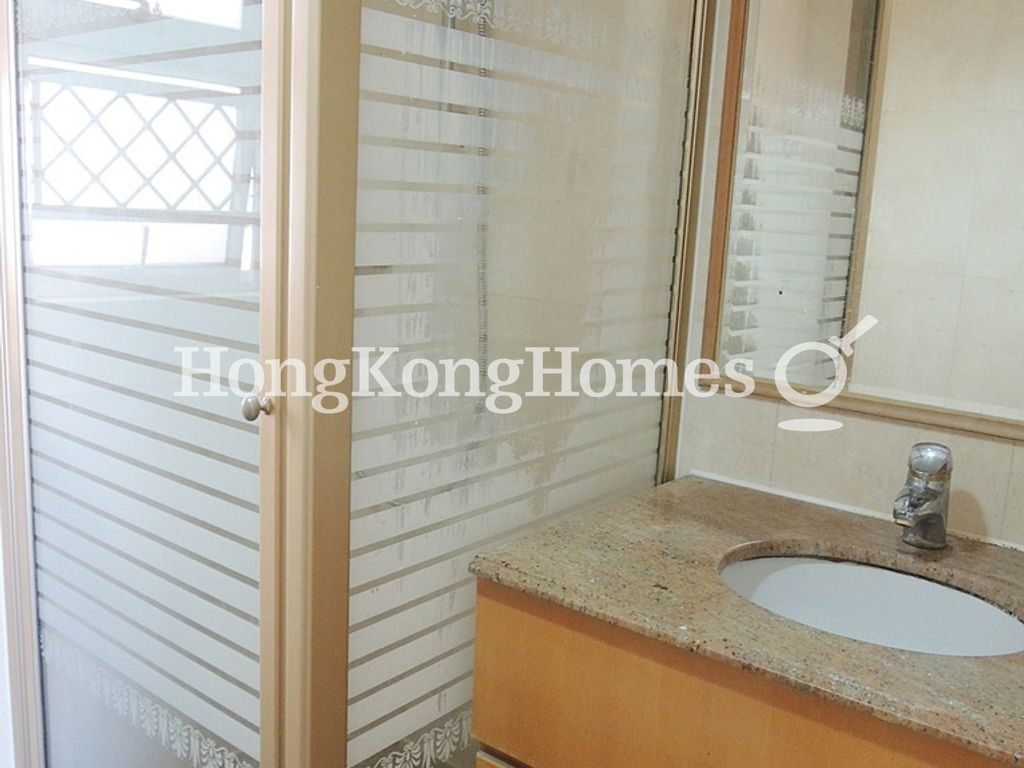 Guest Bathroom — Pacific Palisades - Block 12, North Point Hill