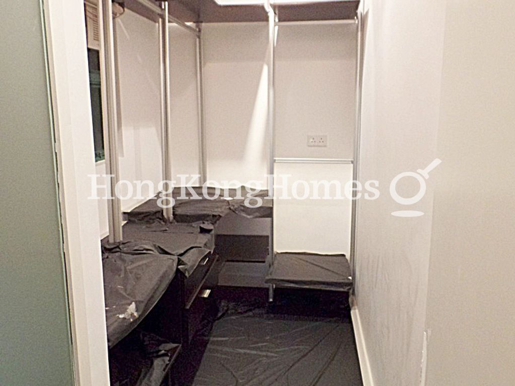 Walk-in Closet in Master Bedroom — Phase13 - Chianti - Block 01 - The Pavilion, Discovery Bay