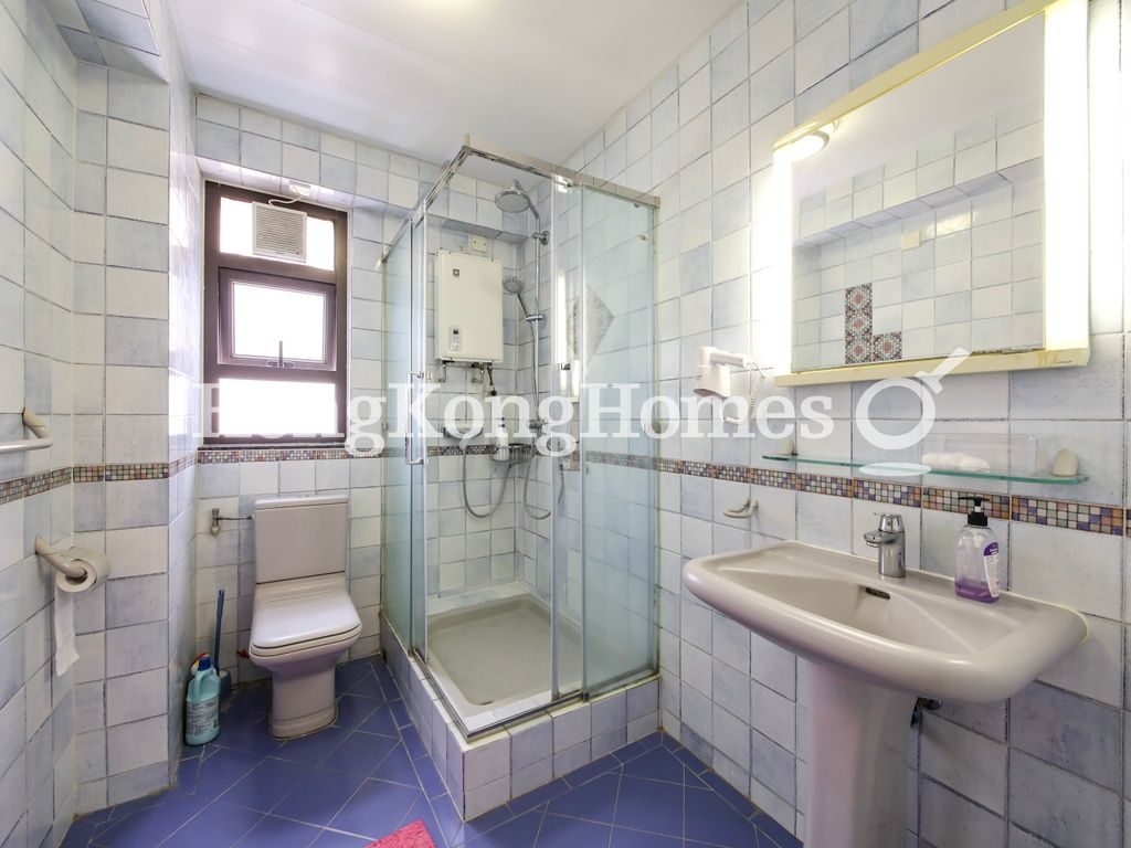 Guest Bathroom — Baguio Villa - Block 16, Pokfulam
