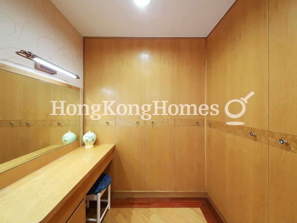 Walk-in Closet in Master Bedroom — Baguio Villa - Block 16, Pokfulam
