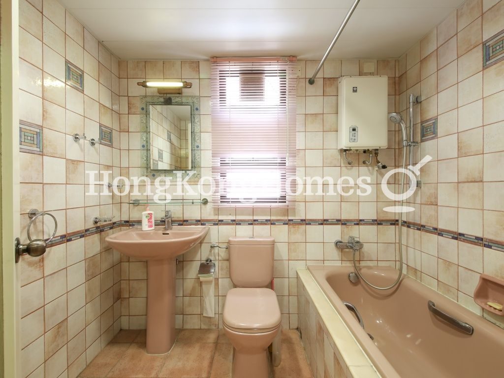 Master Bathroom — Baguio Villa - Block 16, Pokfulam