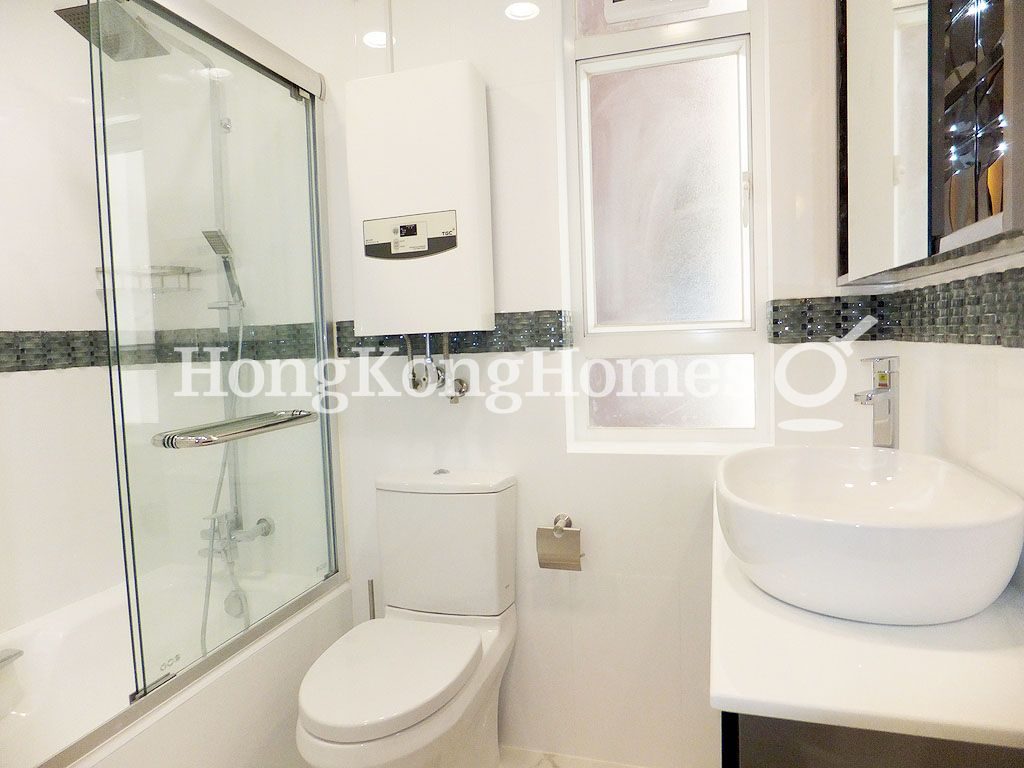 Master Bathroom — Fulham Garden Blk E-F, Pokfulam