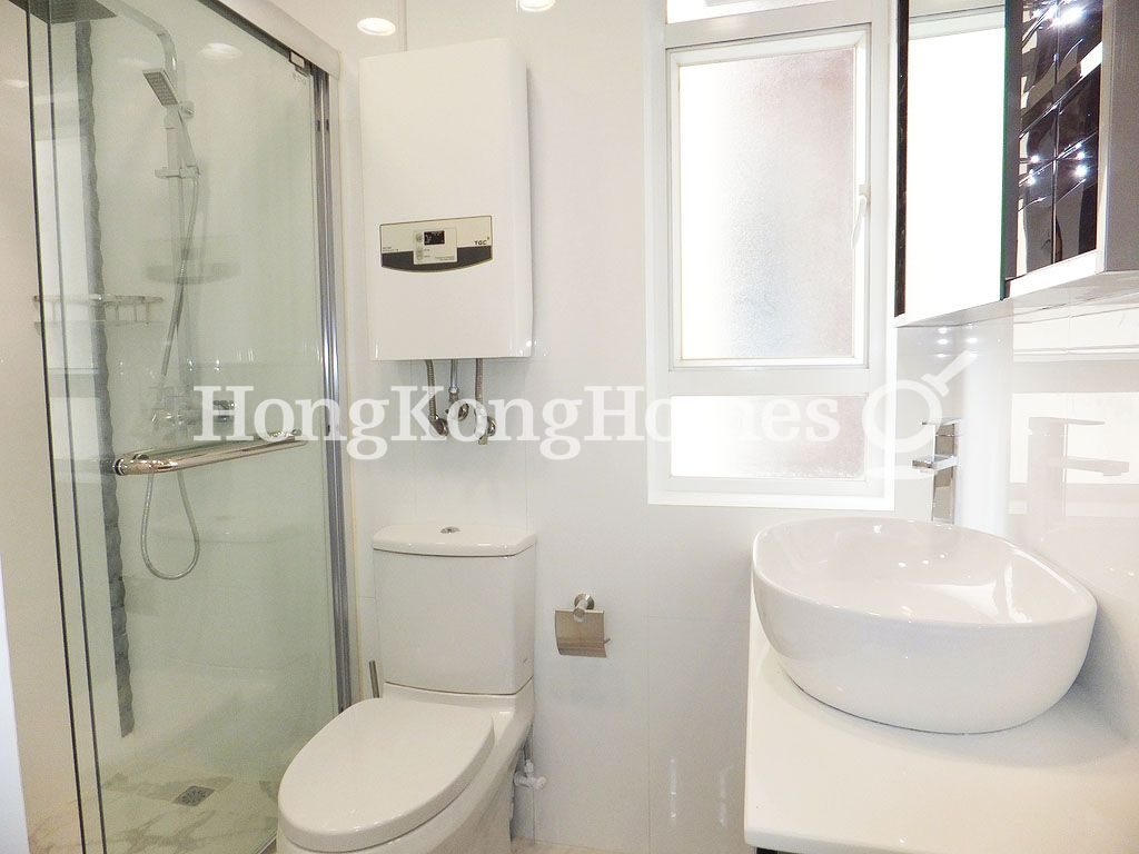 Guest Bathroom — Fulham Garden Blk E-F, Pokfulam