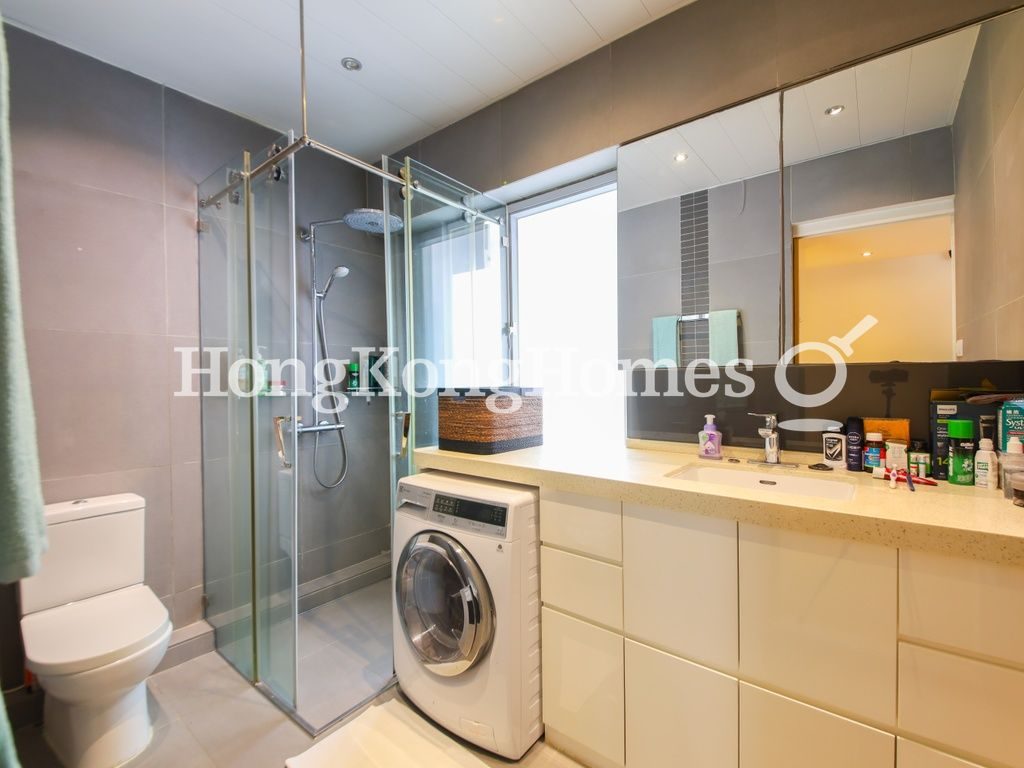 Guest Bathroom — Kam Kin Mansion, Mid-levels West