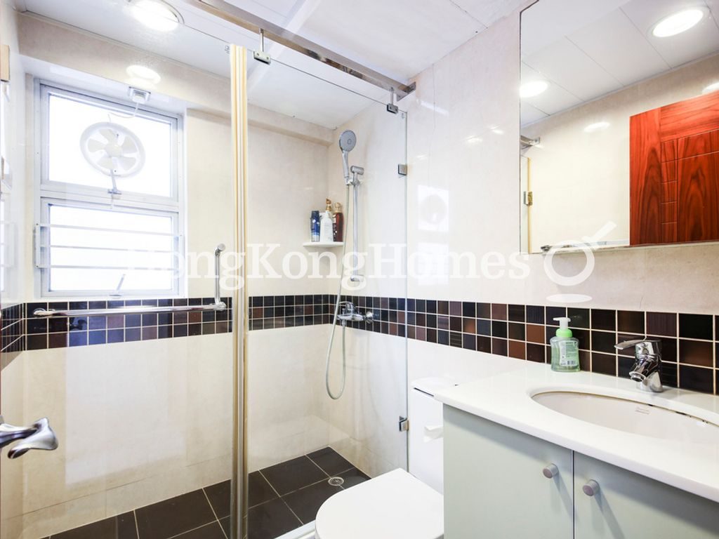 Master Bathroom — South Horizons - Phase 02, Tower 09, Yee Ngar Court, Ap Lei Chau
