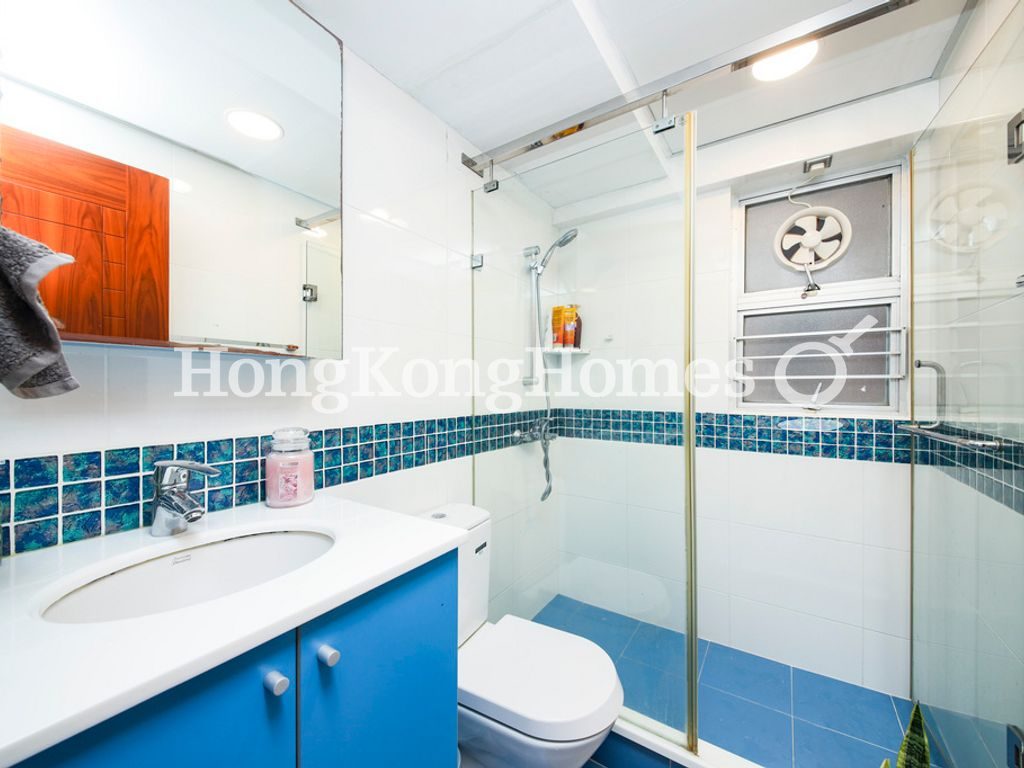 Guest Bathroom — South Horizons - Phase 02, Tower 09, Yee Ngar Court, Ap Lei Chau