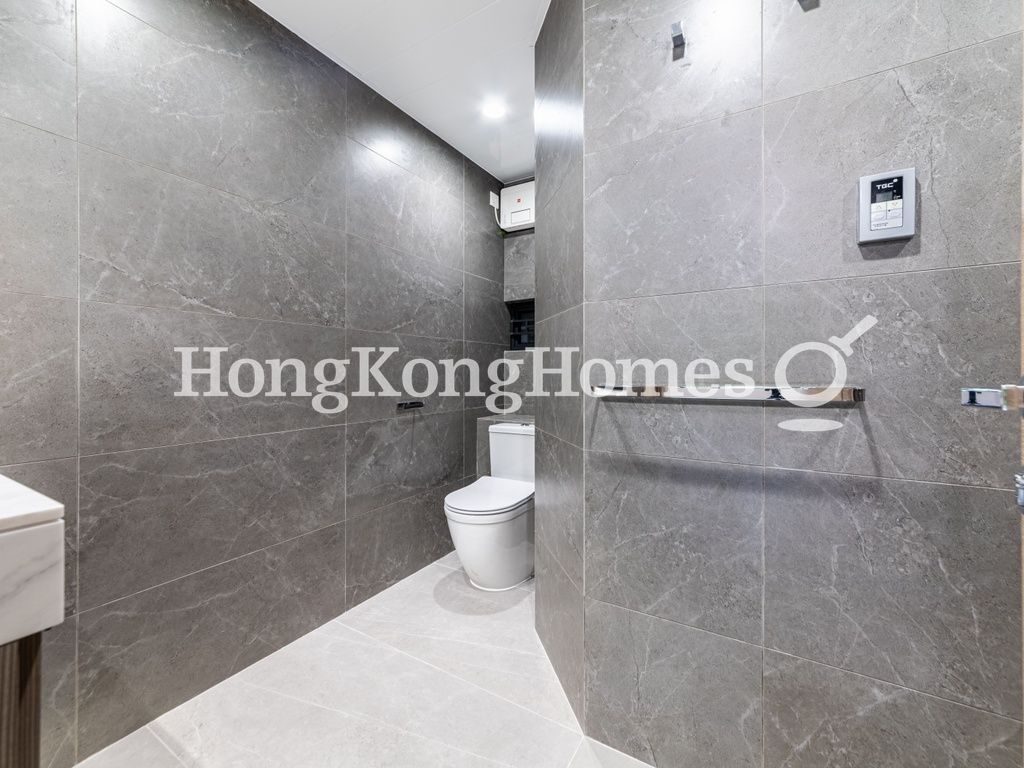 Master Bathroom — Hing Wah Mansions - Block B, Mid-levels West