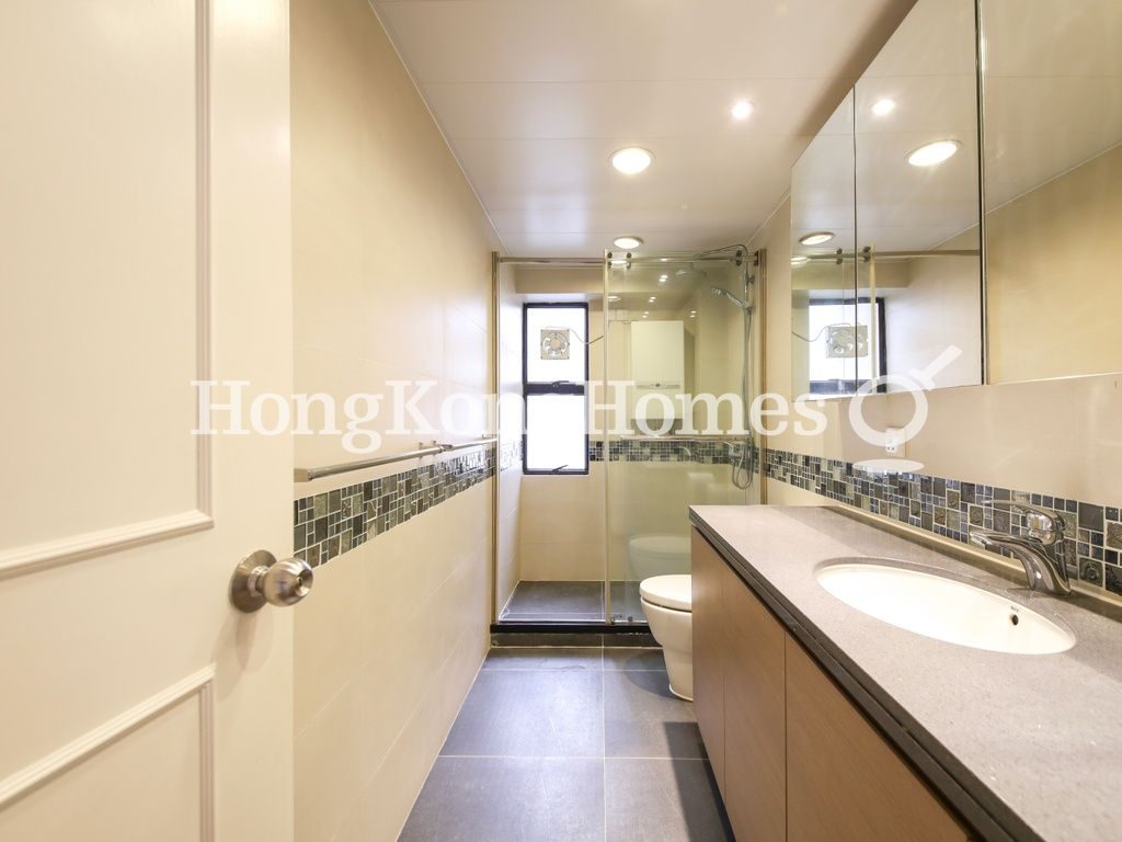 Guest Bathroom — Scenic Garden - Block 01, Mid-levels West