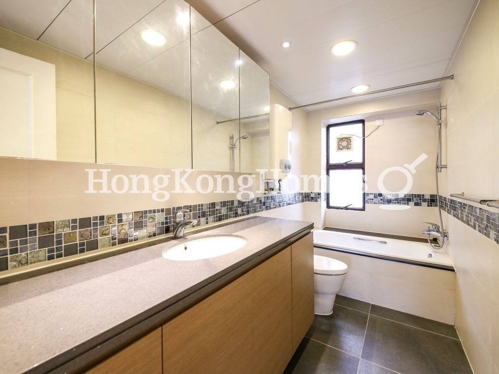 Master Bathroom — Scenic Garden - Block 01, Mid-levels West