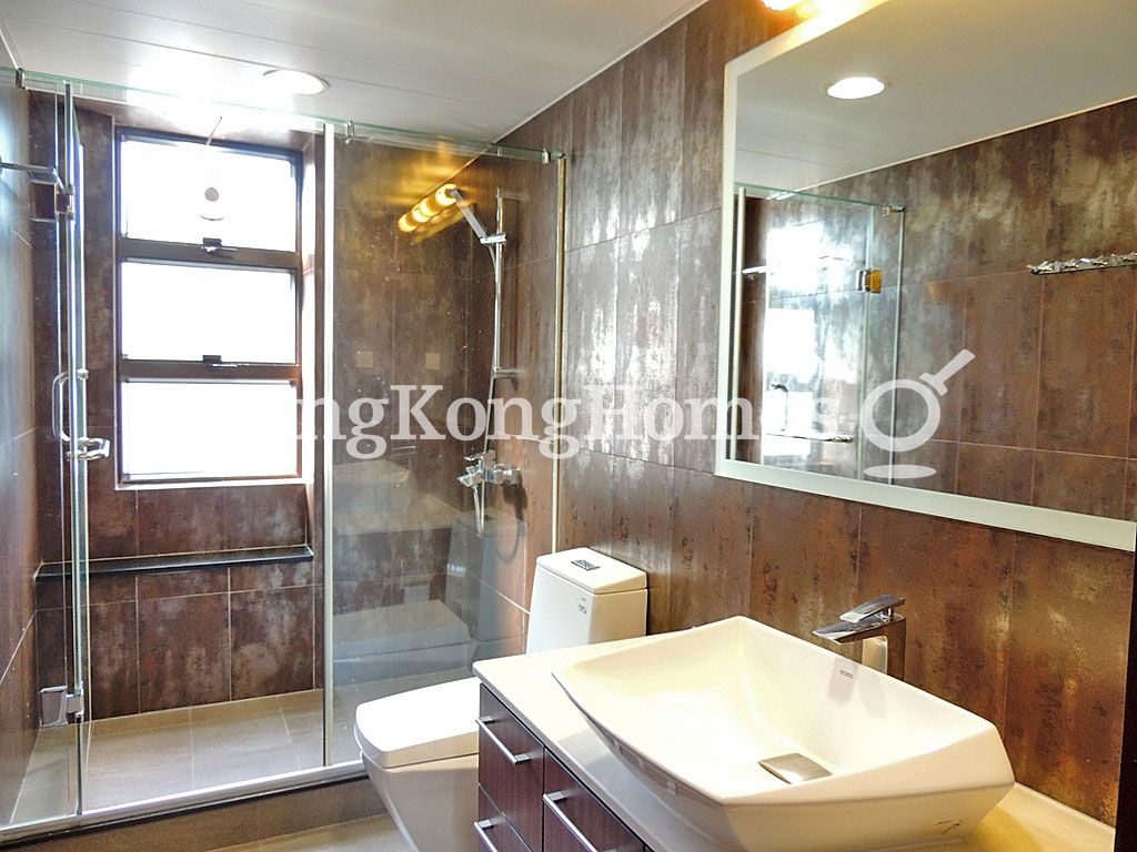 Master Bathroom — Suncrest Tower, Mid-levels East