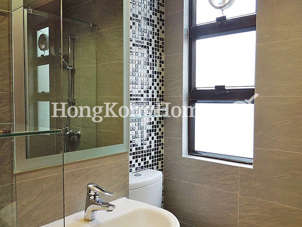 Second Ensuite Bathroom — Suncrest Tower, Mid-levels East