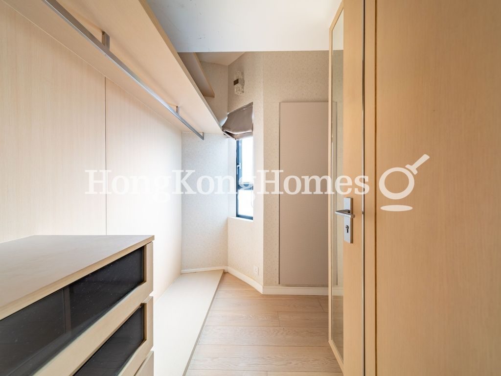 Walk-in Closet in Master Bedroom — Birchwood Place, Mid-levels Central