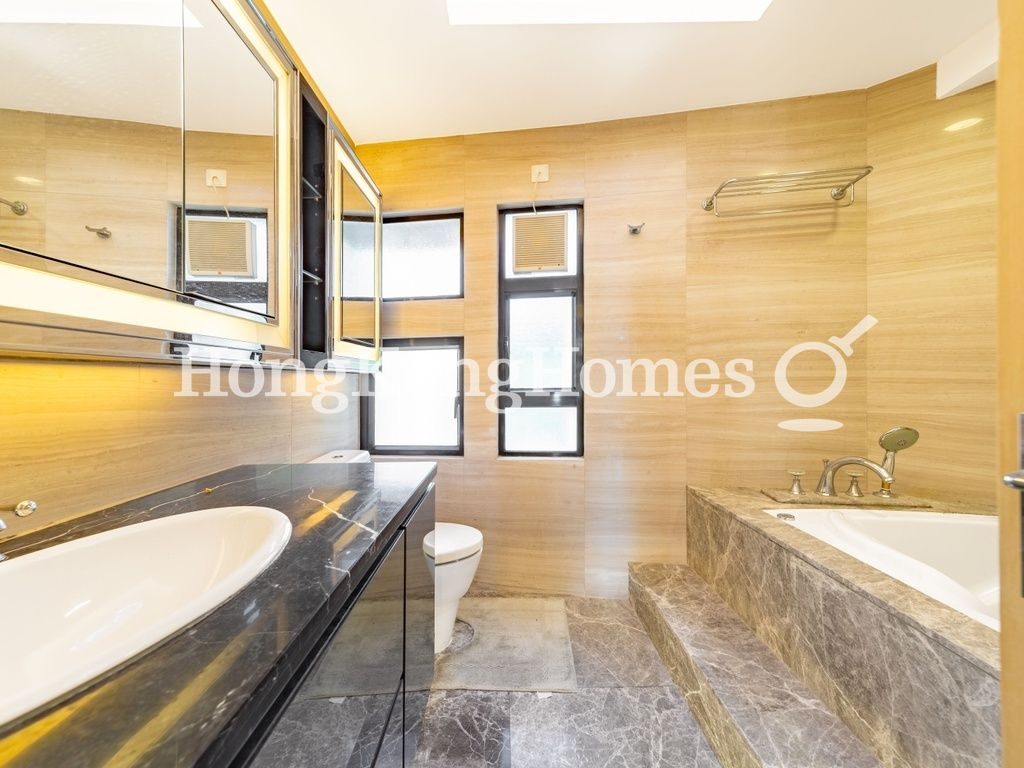 Master Bathroom — Birchwood Place, Mid-levels Central
