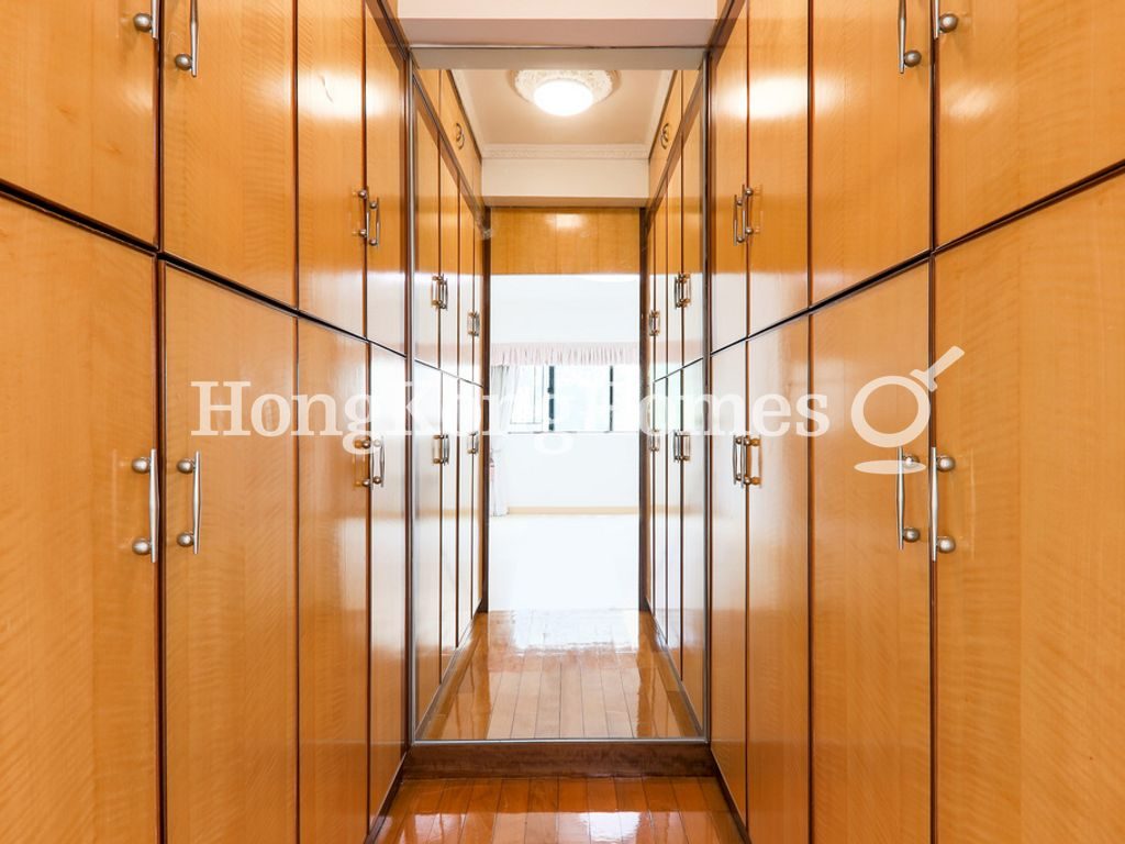 Walk-in Closet in Master Bedroom — Clovelly Court - Block 02, Mid-levels Central