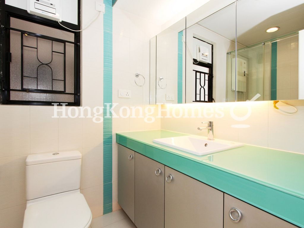 Guest Bathroom — Clovelly Court - Block 02, Mid-levels Central