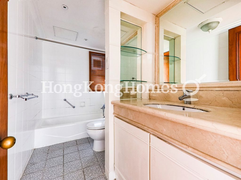 Guest Bathroom — The Repulse Bay - Taggart, Repulse Bay