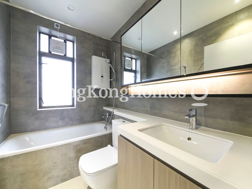 Guest Bathroom — Bamboo Grove - Block 78, Mid-levels East