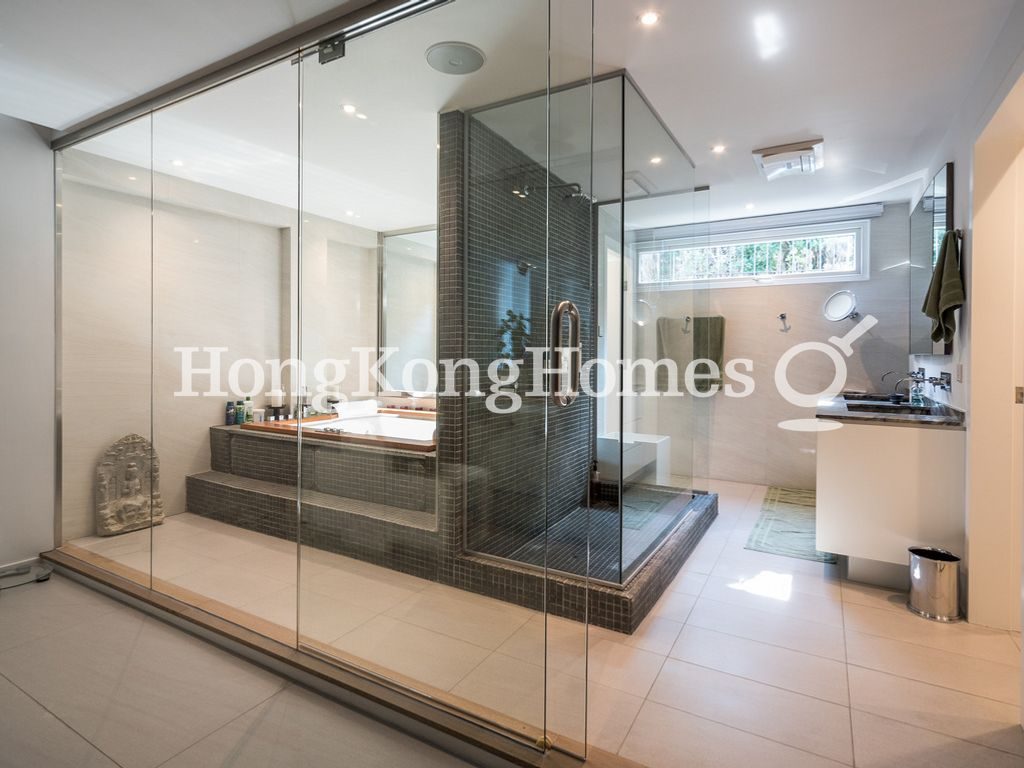 Master Bathroom — Dragon Lake Villa, Clear Water Bay