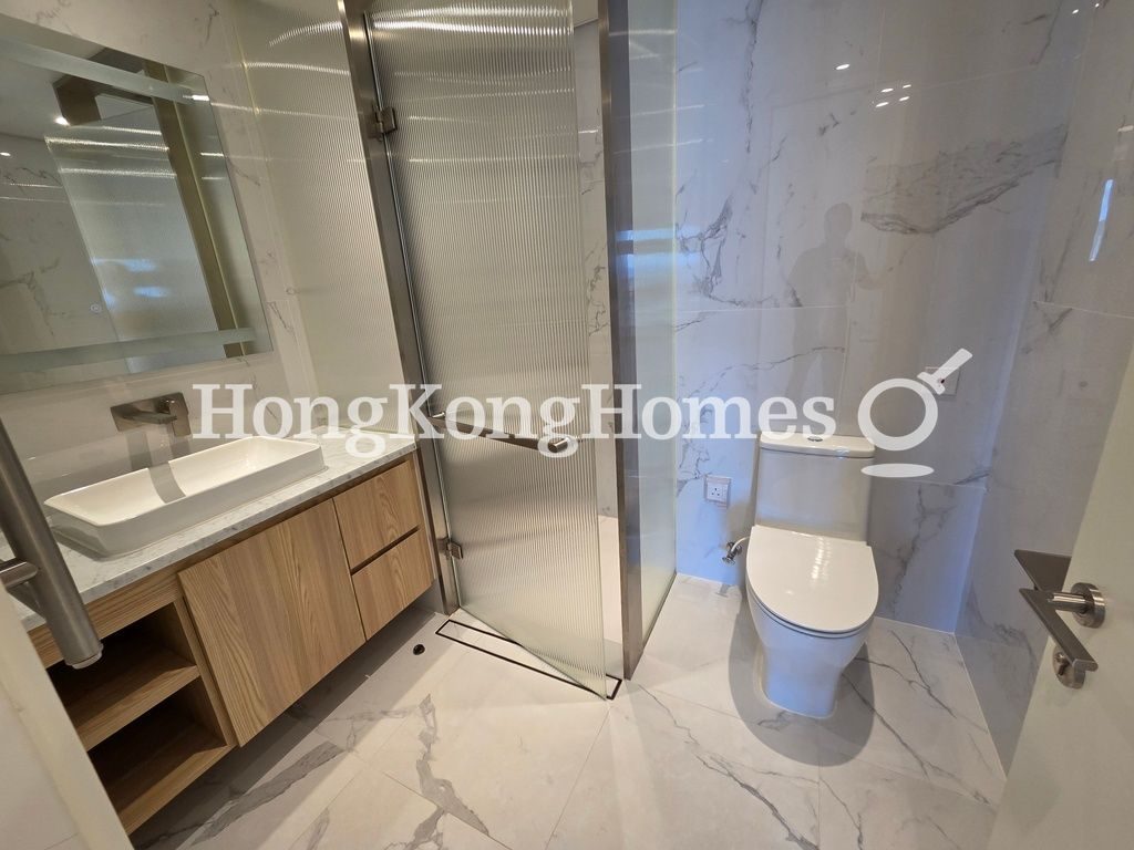Guest Bathroom — Raceview Mansion, Mid-levels East