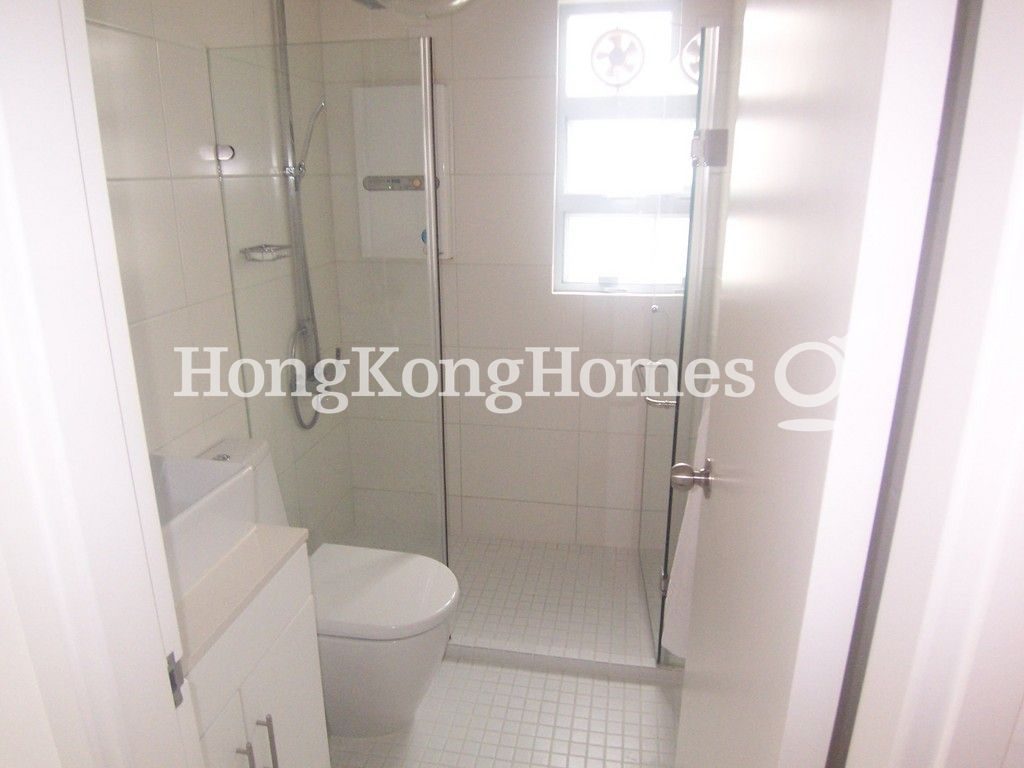 Guest Bathroom — 駿豪閣，西半山