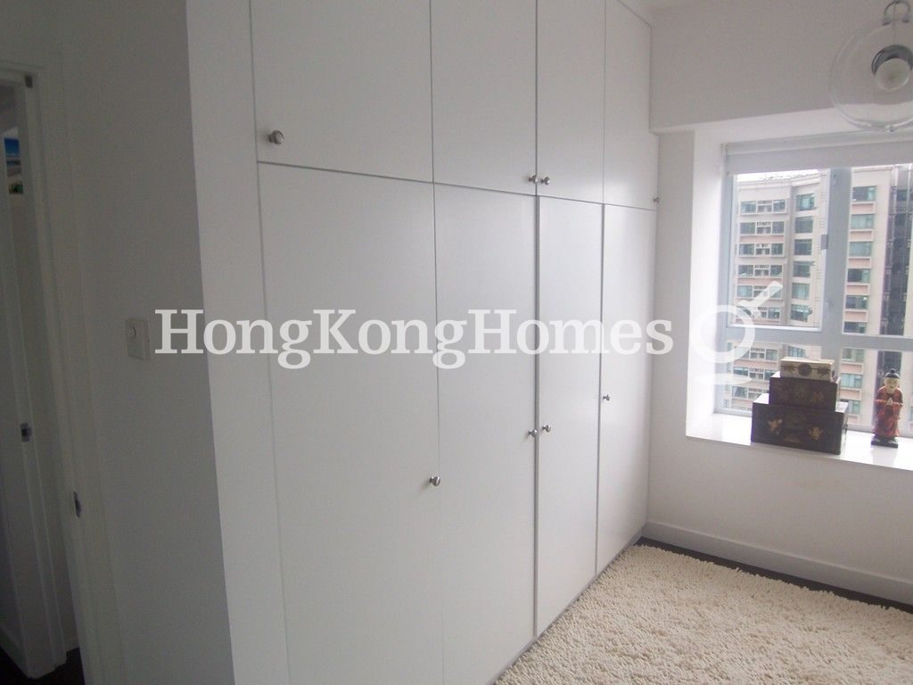 Walk-in Closet in Master Bedroom — 駿豪閣，西半山
