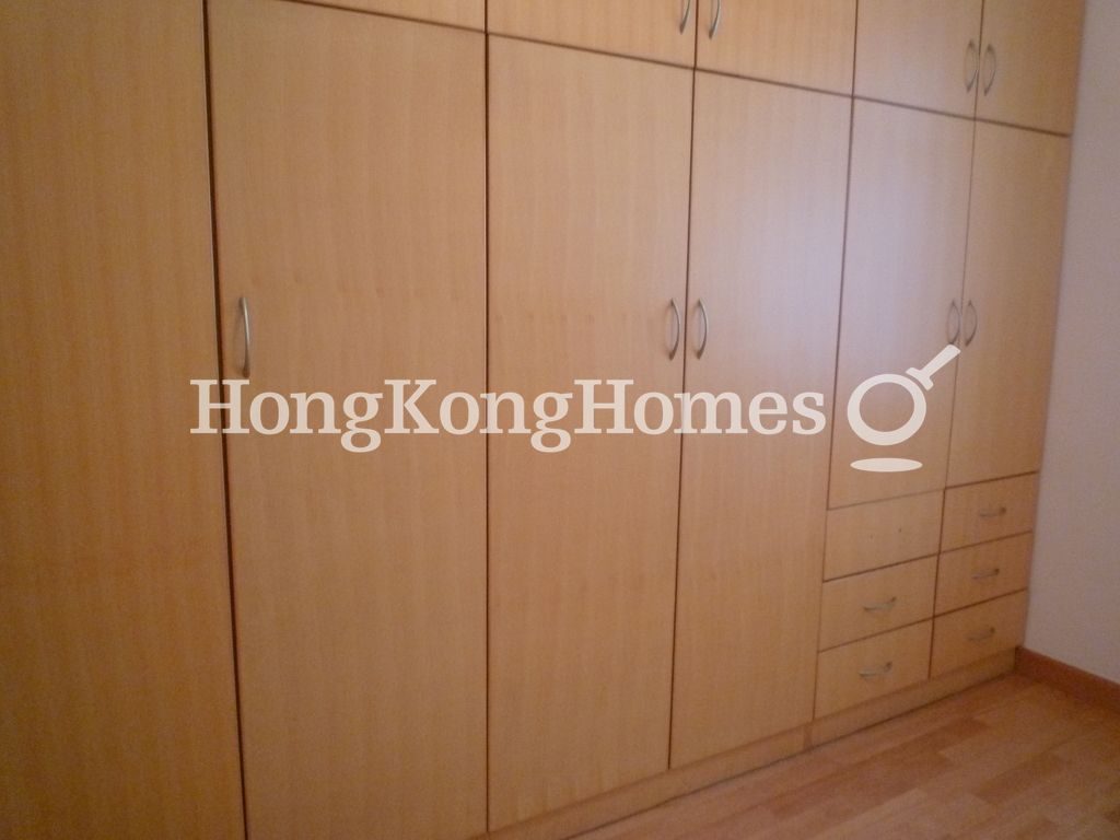 Built-in Wardrobe in Master Bedroom — 樂陶苑 - C座，跑馬地