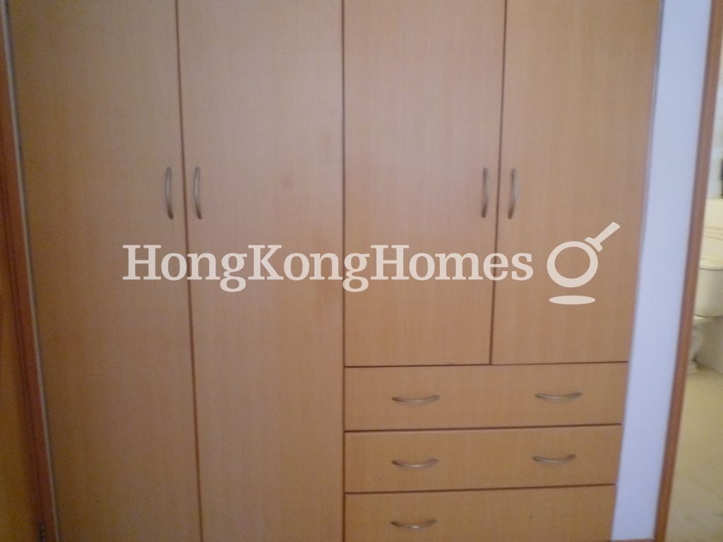 Built-in Wardrobe in Second Bedroom — 樂陶苑 - C座，跑馬地