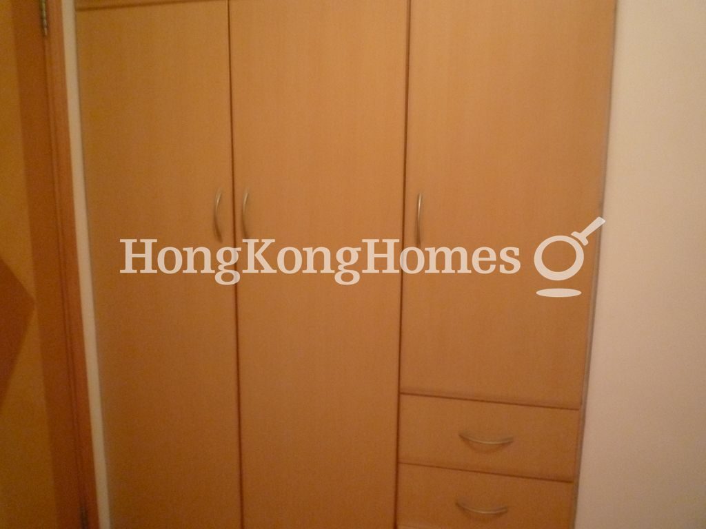 Built-in Wardrobe in Third Bedroom — 樂陶苑 - C座，跑馬地
