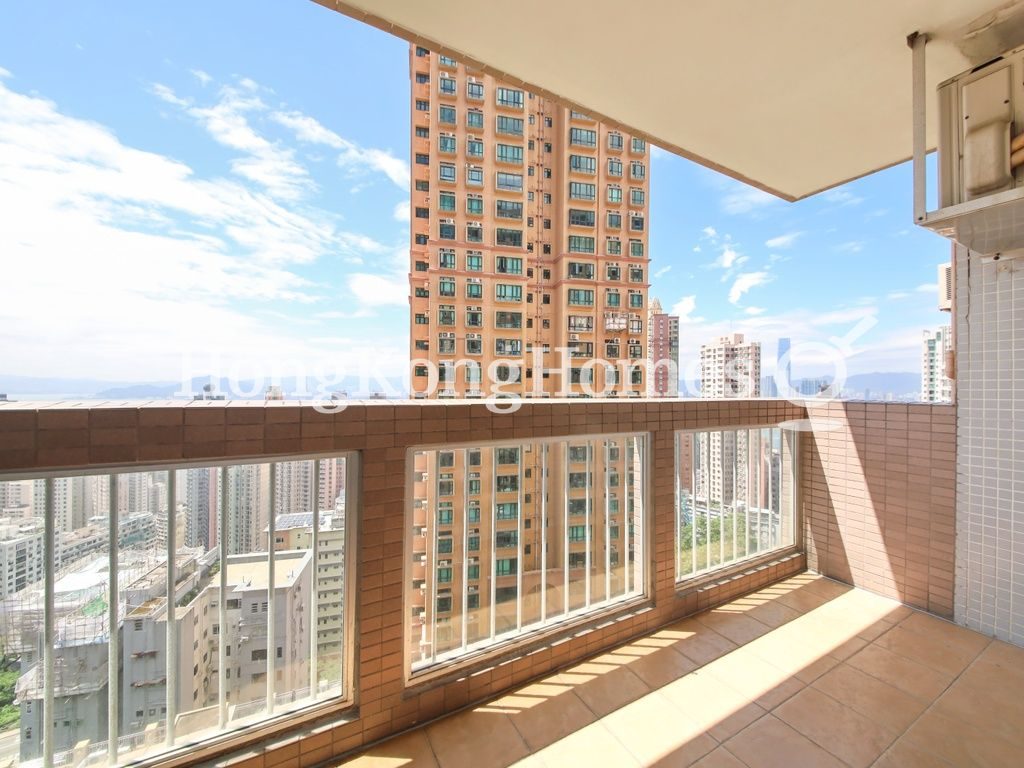 Balcony off Living and Dining Room — 聯邦花園 - 倫敦閣，西半山