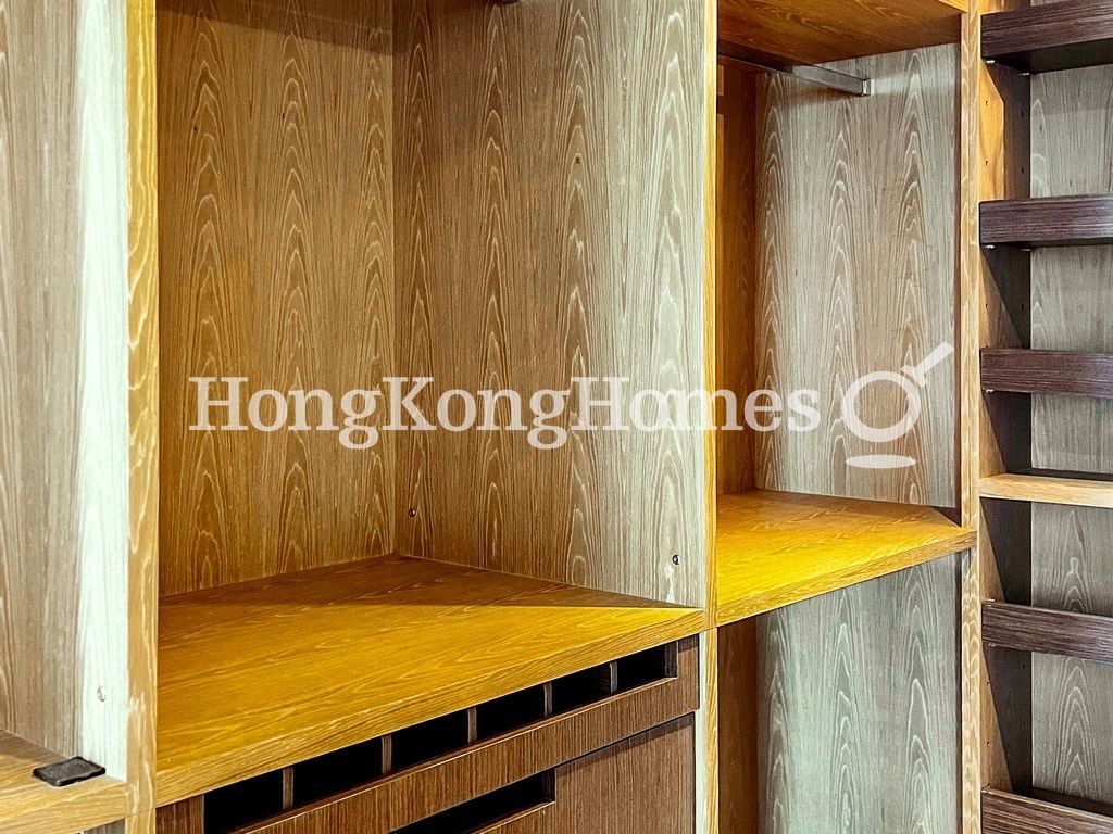 Walk-in Closet in Master Bedroom — 聯邦花園 - 威尼斯閣，西半山