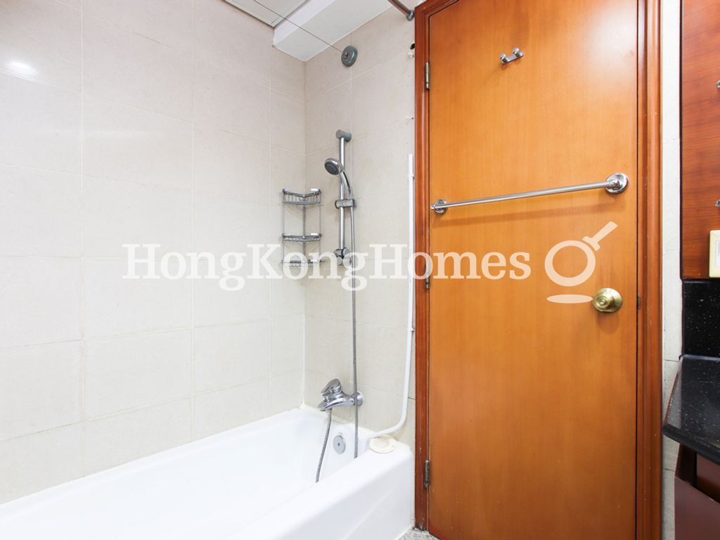 Master Bathroom — 擎天半島 5座，尖沙咀