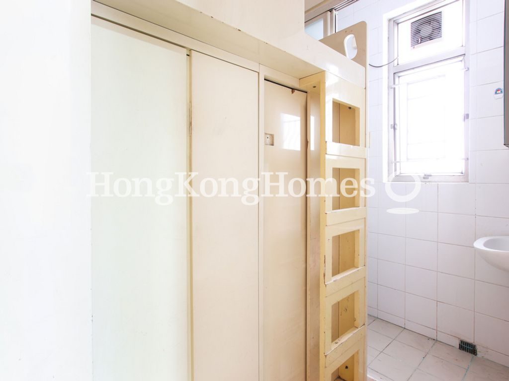 Maid's Room and Bathroom — 擎天半島 5座，尖沙咀