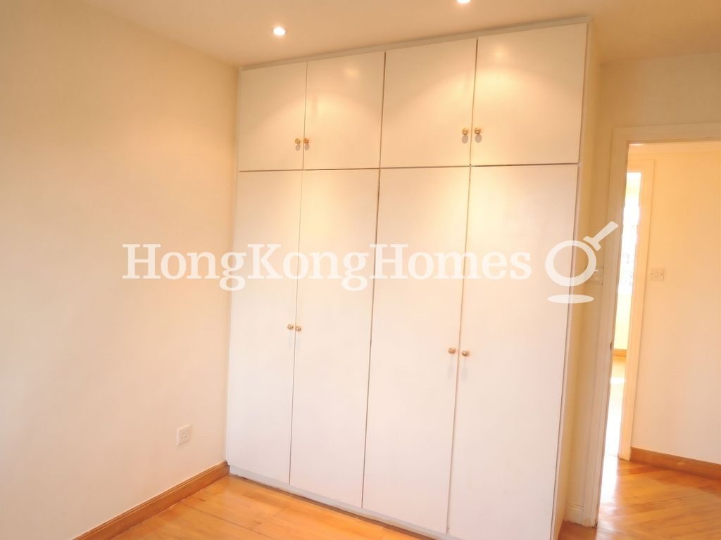 Built-in Wardrobe in Master Bedroom — 碧瑤灣 - 第20座，薄扶林
