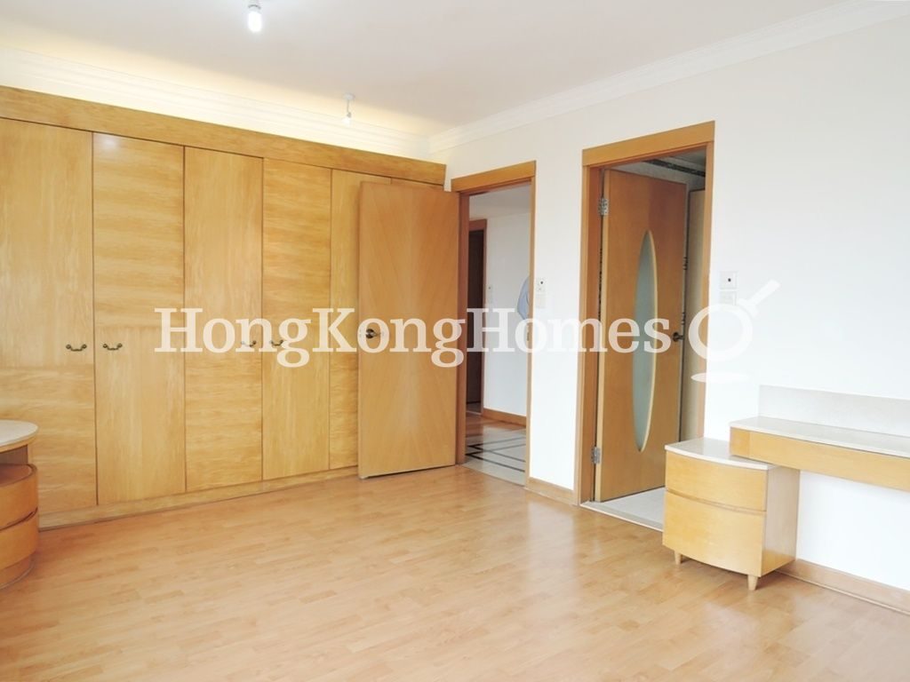 Built-in Wardrobe in Master Bedroom — 碧瑤灣 - 第20座，薄扶林