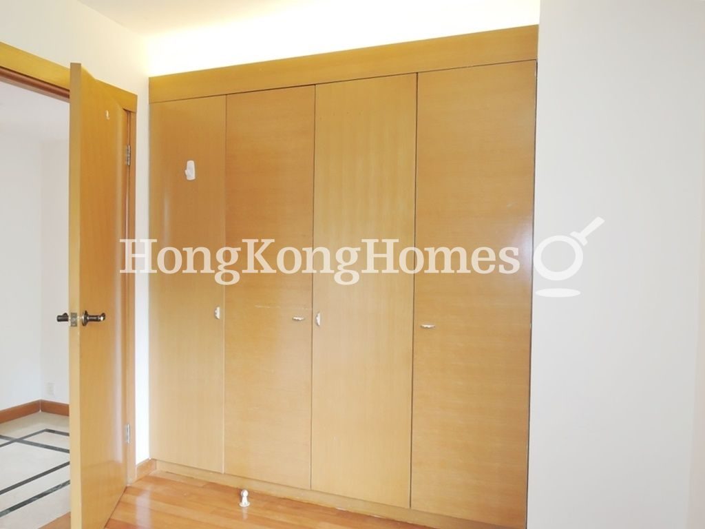 Built-in Wardrobe in Third Bedroom — 碧瑤灣 - 第20座，薄扶林