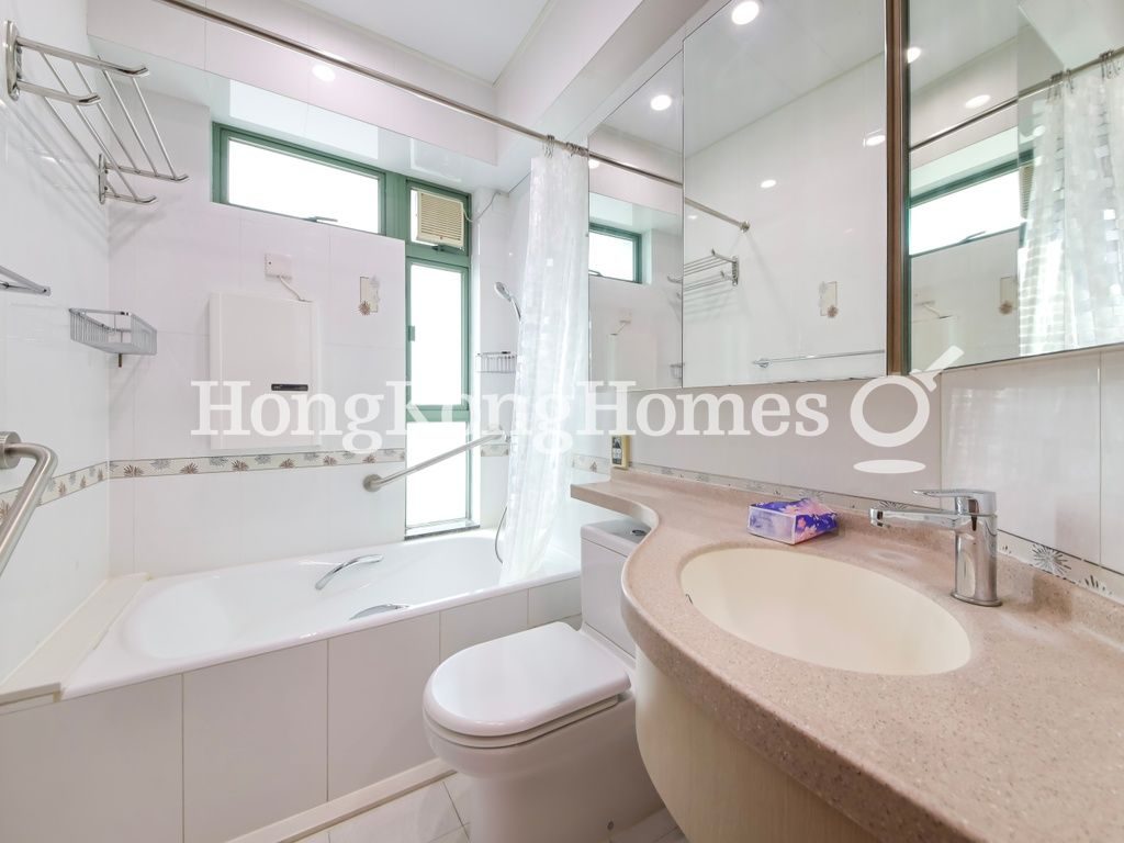 Guest Bathroom — 大坑道 10號，大坑