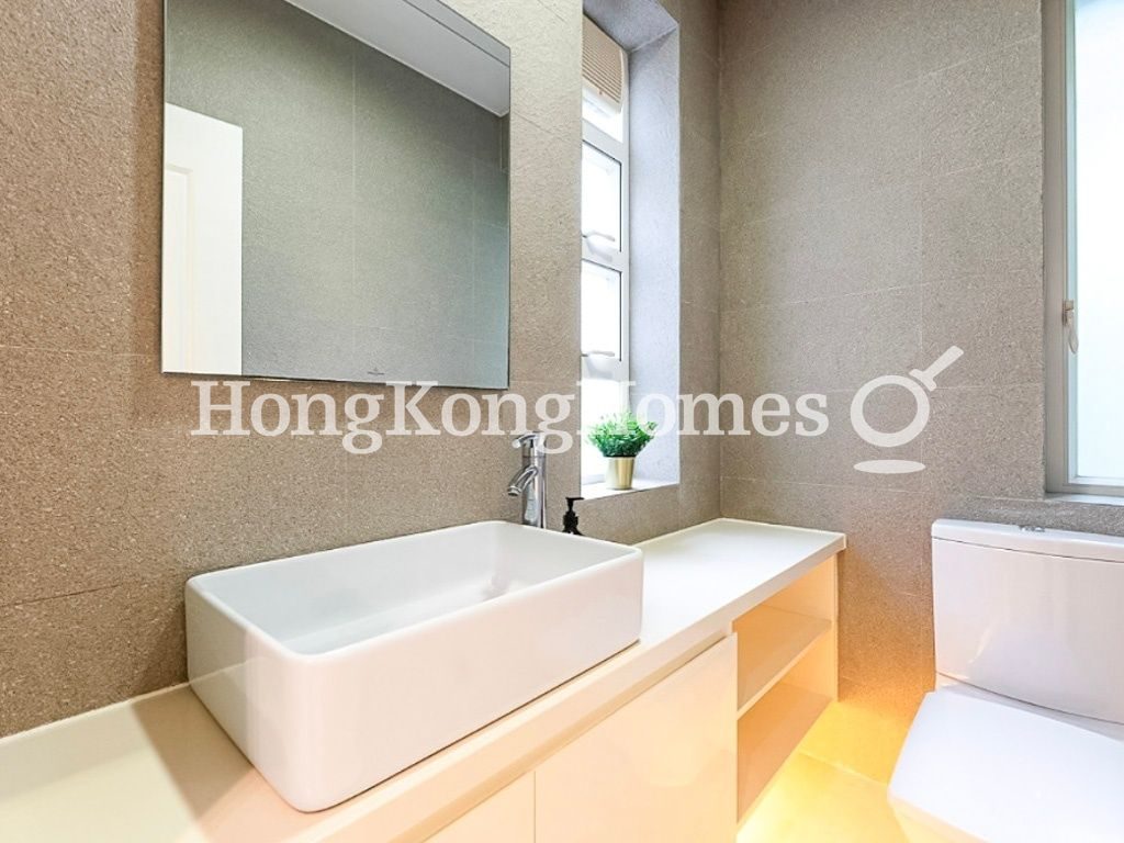 Guest Bathroom — 百輝大廈，中半山