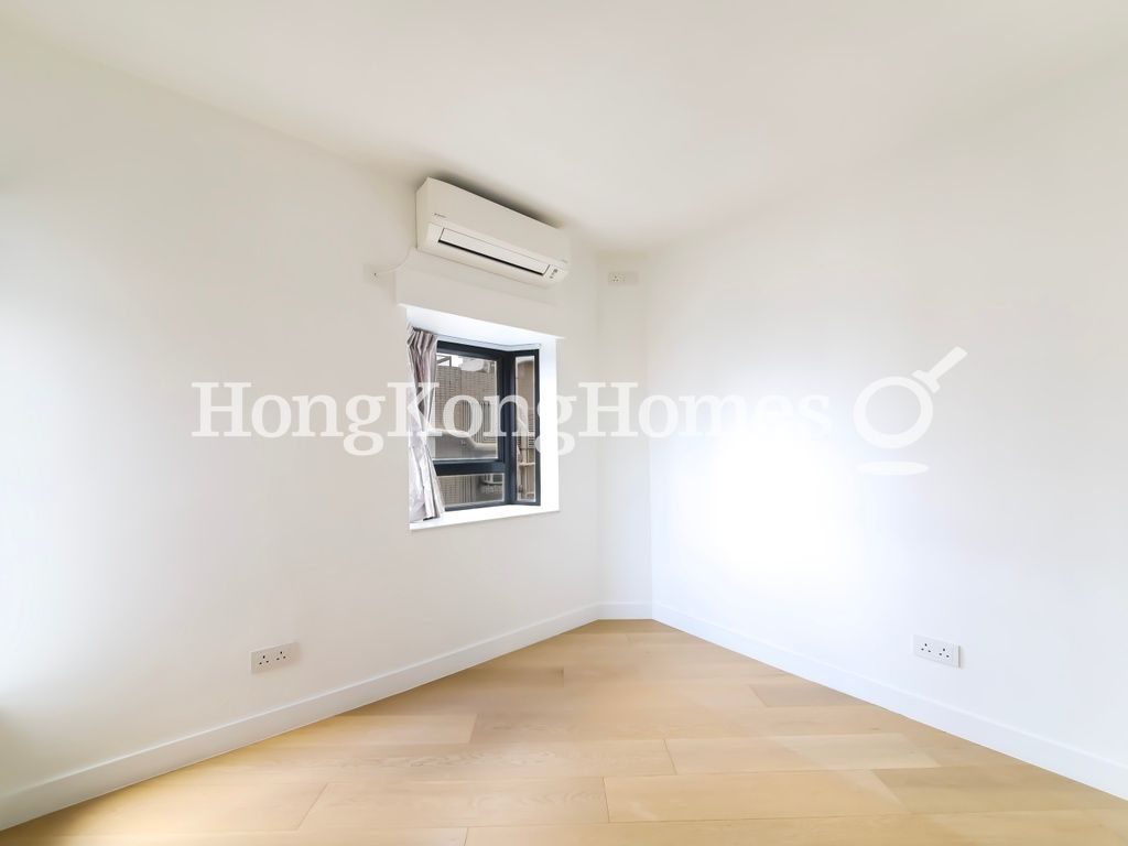 Dressing Room in Master Bedroom — 豐樂閣，西半山