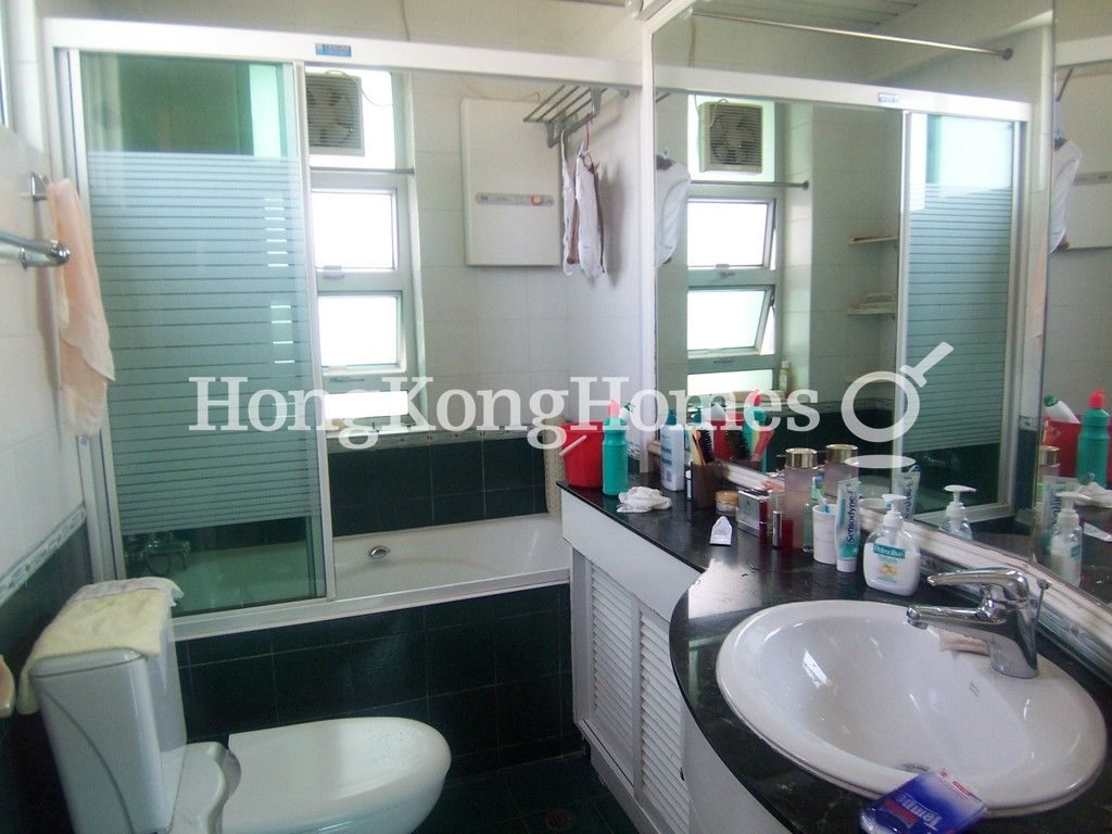 Master Bathroom — 雅詩大廈，跑馬地